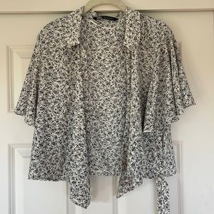 Cropped, v-neck floral blouse with a tie-across front and a loose collar
